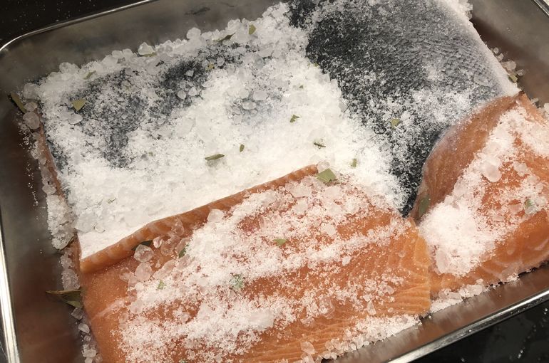 マリネ中のサーモン