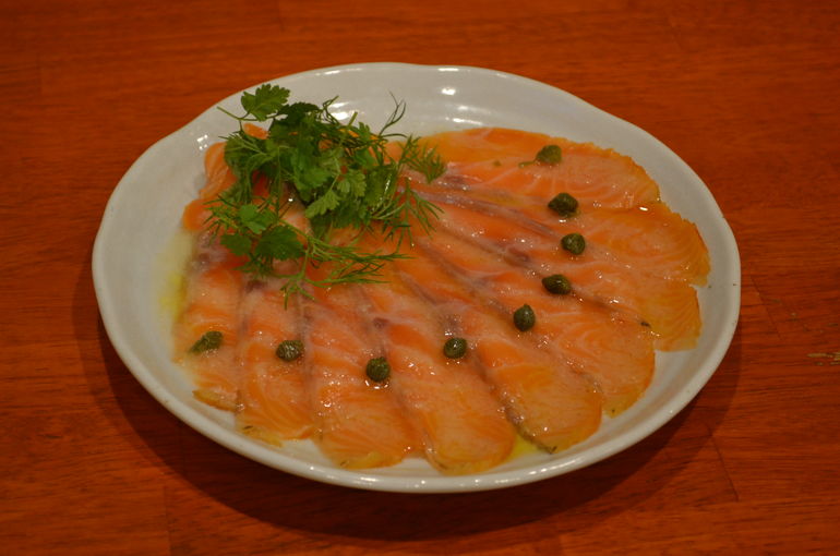 自家製冷燻のツヤツヤスモークサーモン