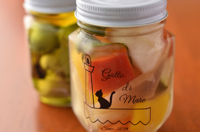 瓶詰めオリーブとピクルス